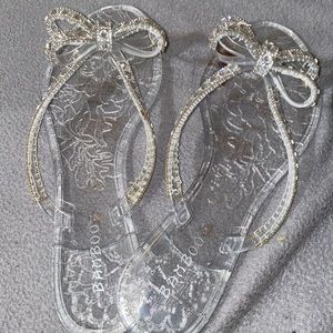 Cute women’s sandals.. clear and diamond bow  Design